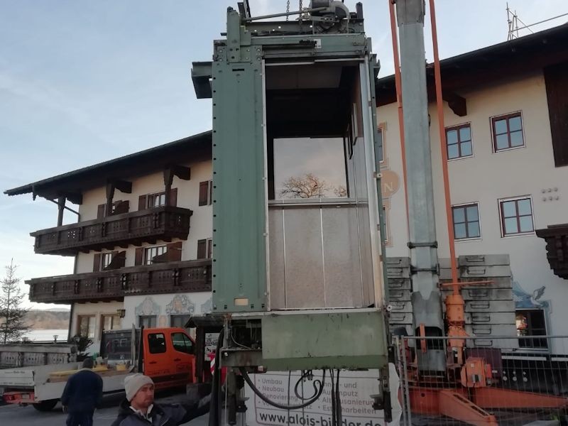 Aufzug auf dem Parkplatz SeeHotel Wassermann am Chiemsee